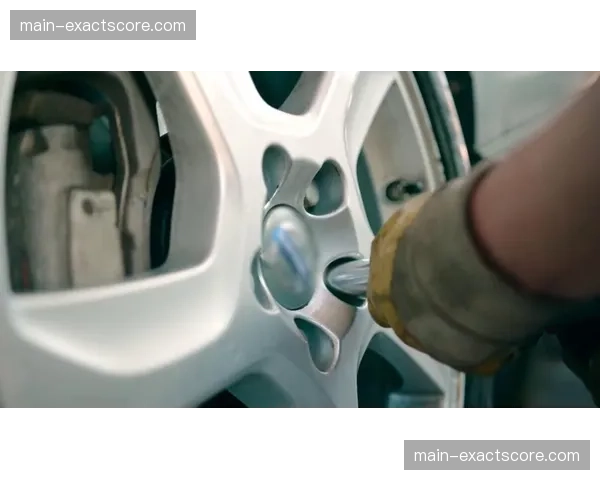 通讯：赛事村的“轮胎诊所”——机械师在分站赛间的紧急维修实录